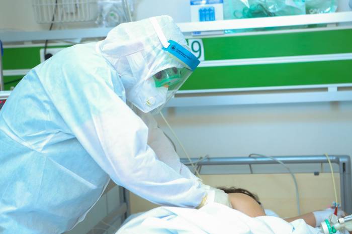 В больницах Азербайджана для коронавирусных пациентов врачами работают около 250 резидентов АМУ
