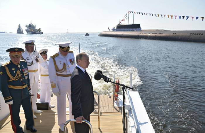 Путин обошел на катере парадную линию боевых кораблей на Кронштадтском рейде