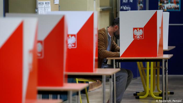 В Польше началось голосование во втором туре выборов президента
