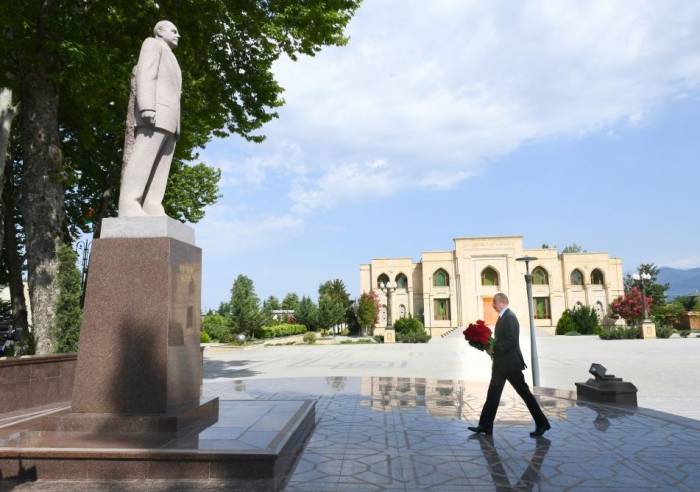Ильхам Алиев посетил памятник великому лидеру Гейдару Алиеву в Исмаиллы - ФОТО