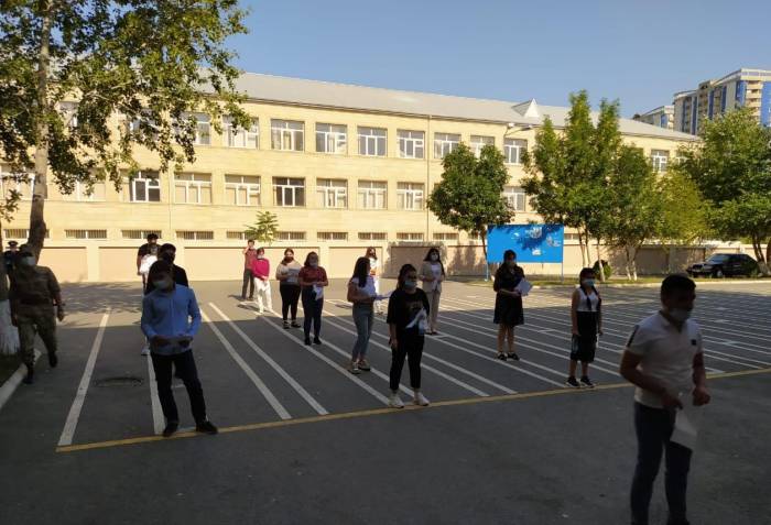 Полиция в Баку усилила контроль в местах проведения вступительных экзаменов - ФОТО