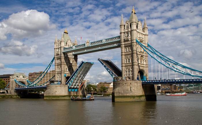 Движение через Тауэрский мост в Лондоне приостановили из-за поломки - ВИДЕО
