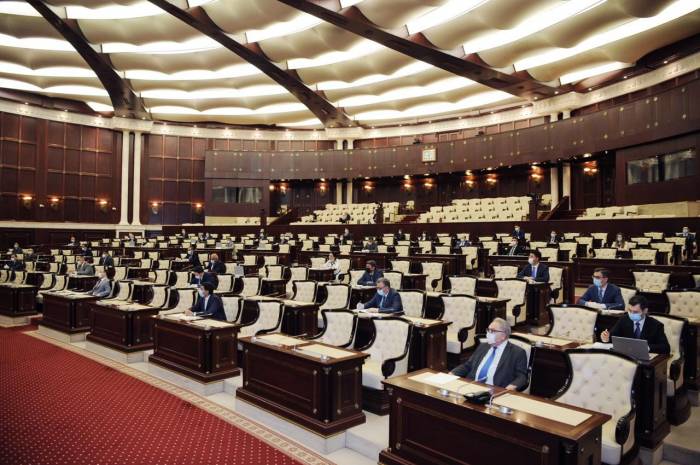 Началось внеочередное заседание парламента Азербайджана
