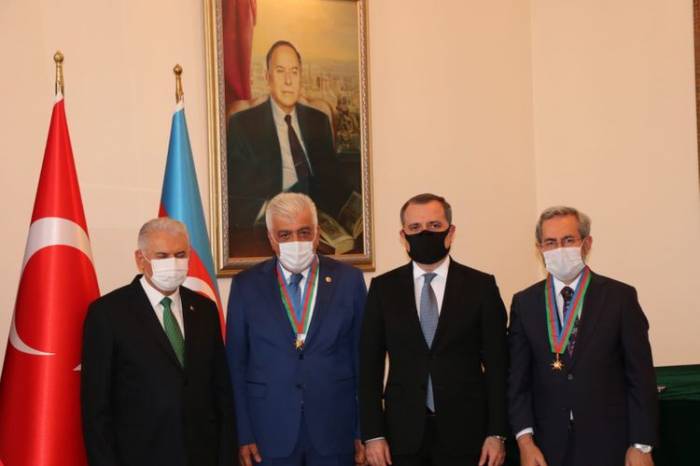Джейхун Байрамов вручил группе турецких политиков ордена и медали Азербайджана - ФОТО
