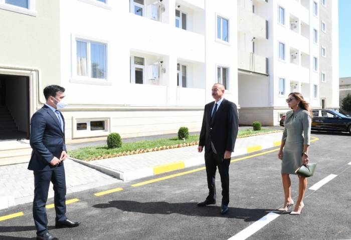 Ильхам Алиев и Мехрибан Алиева приняли на открытии здания общежития в Бузовне - ФОТО
