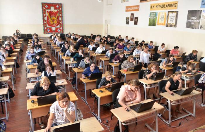 В Азербайджане проводится тестовый экзамен