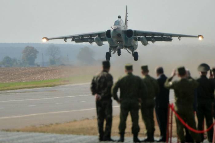 Белорусские летчики посадили на трассу М1 военные самолеты
