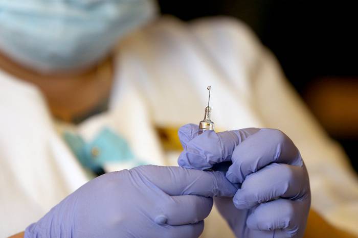Первыми вакцину от коронавируса получат медики и учителя
