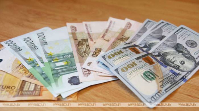 Белорусский рубль на торгах 19 августа ослаб к трем основным валютам
