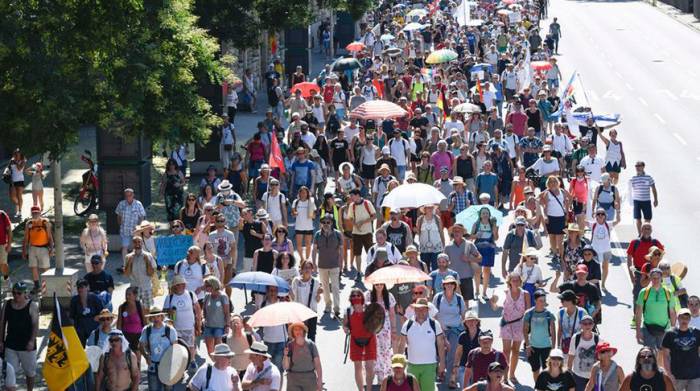 В Штутгарте сотни человек вышли на акцию против COVID-ограничений

