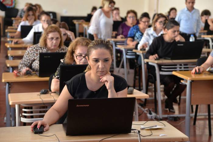 В Азербайджане начались экзамены по приему учителей на работу
