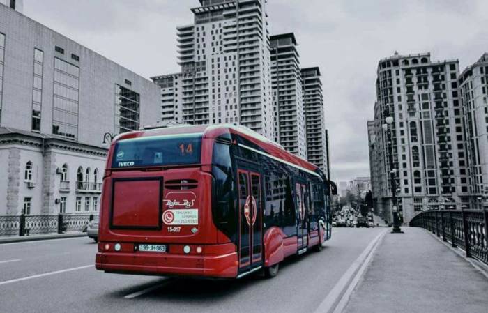 В ряде городов и районов Азербайджана остается в силе ограничение на движение общественного транспорта в выходные дни
