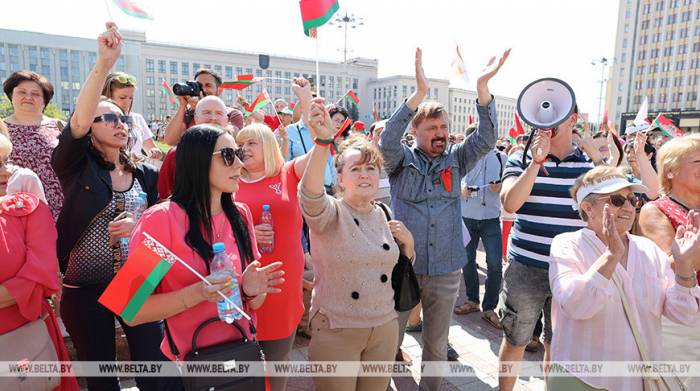 В Минске проходит митинг в поддержку мира и спокойствия в Беларуси В Минске проходит митинг в поддержку мира и спокойствия в Беларуси