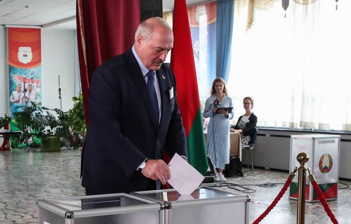 Лукашенко побеждает на выборах президента с 80,23%, Тихановская набирает 9,9%