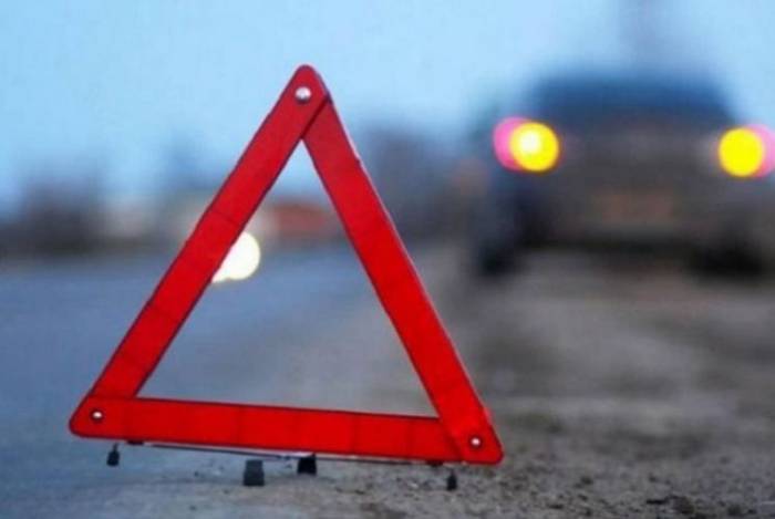 В Агстафе микроавтобус сбил двух пешеходов и врезался в грузовик
