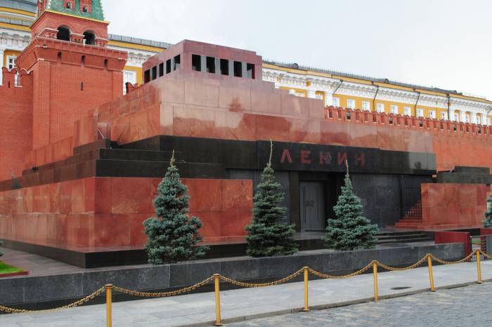 Мавзолей Ленина проверяют после угрозы взрыва