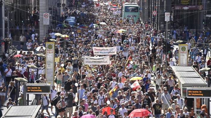 В Берлине тысячи человек вышли на манифестацию против антикоронавирусных мер
