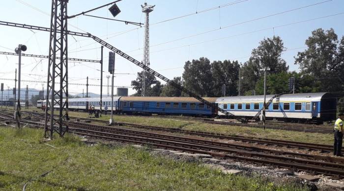 Скоростной поезд частично сошел с рельсов в Чехии
