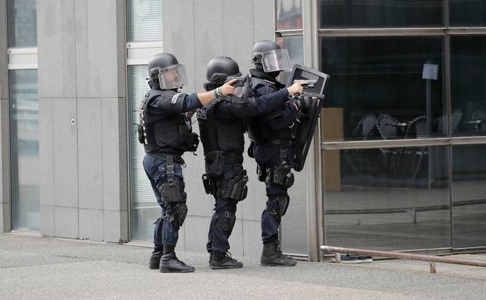 Во Франции вооруженный мужчина захватил заложников в банке