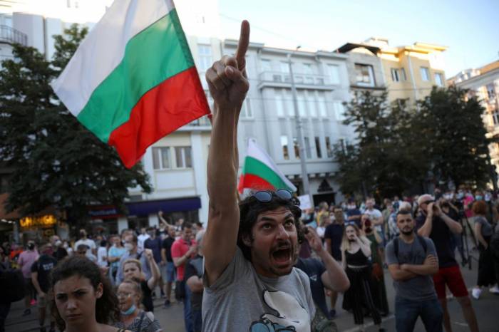 Участники антиправительственных протестов в Болгарии вновь блокировали центр Софии