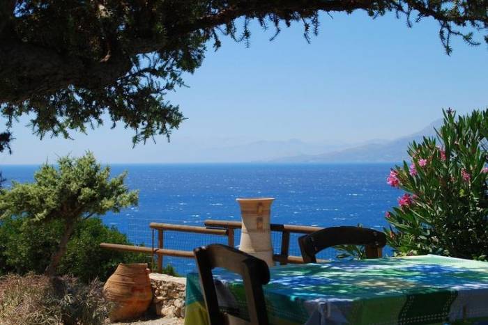 На популярных островах Греции с 12 августа действует ночной комендантский час
