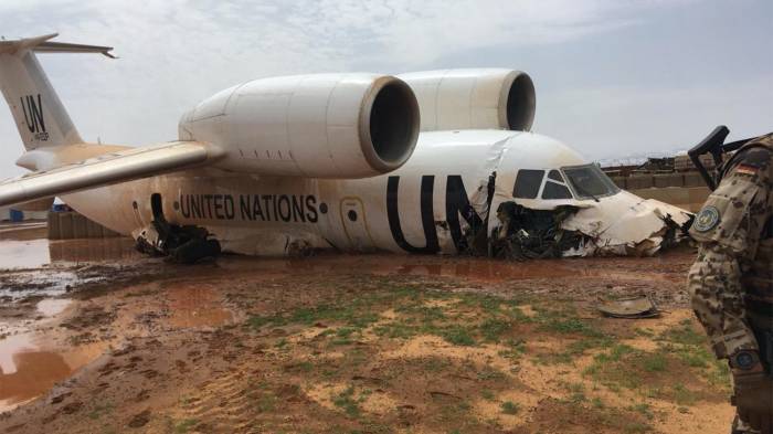 Самолет ООН выкатился за пределы полосы при посадке в Мали