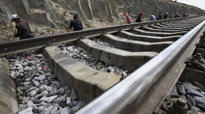 Оползень нарушил работу железной дороги в Китае
