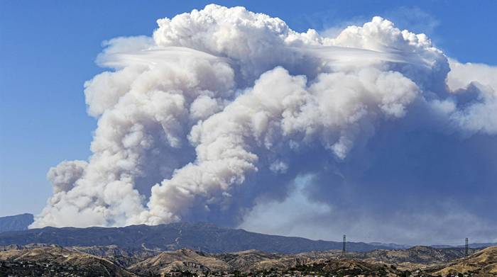 В Калифорнии природный пожар охватил площадь в 4 тыс. га, идет эвакуация
