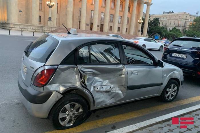 В Баку такси попало в ДТП, пострадали два пассажира 