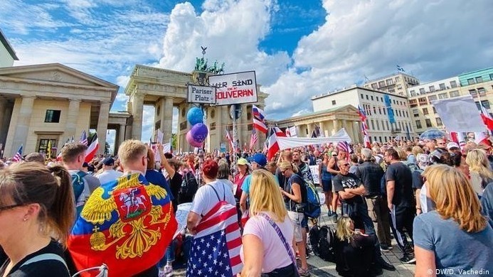 В Берлине около 40 тыс. демонстрантов вышли на массовую акцию против карантина из-за коронавируса
