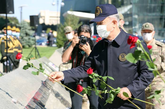 Главы министерств обороны Азербайджана и Турции посетили Аллею почетного захоронения и Аллею шехидов - ФОТО