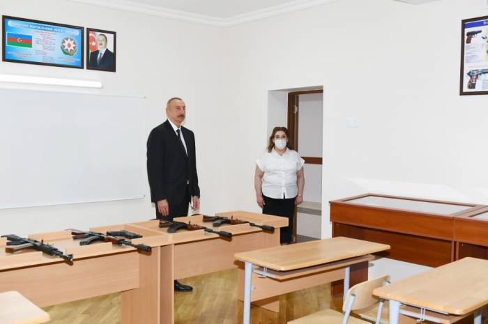 Ильхам Алиев на открытии нового корпуса школы №251 в Баку - ФОТО