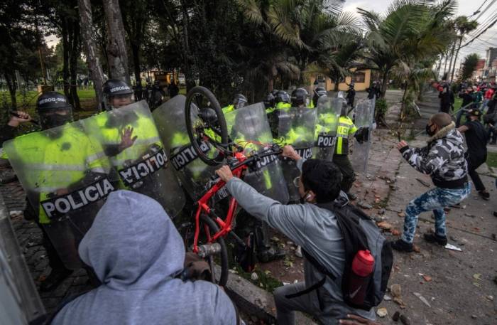 В Колумбии проходят протесты против жестокости полиции
