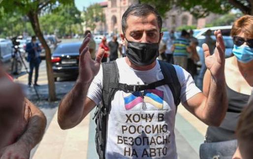 Хотим в Россию: Доведенные пандемией армяне протестуют у здания правительства 