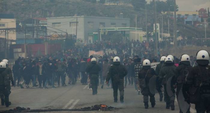 Греческая полиция применила слезоточивый газ против мигрантов на острове Лесбос
