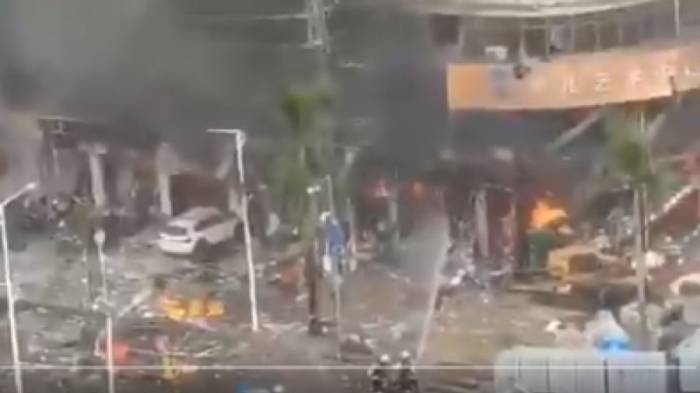 Мощный взрыв произошел возле отеля на юге Китая