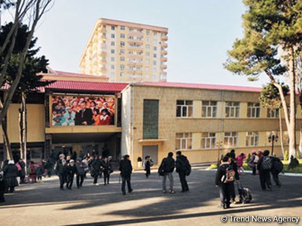 В бакинской школе прокомментировали падение учащейся с третьего этажа