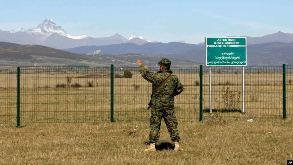 Грузинские пограничники отказали в проезде грузовикам с шинами, направляющимся в зону нагорно-карабахского конфликта

