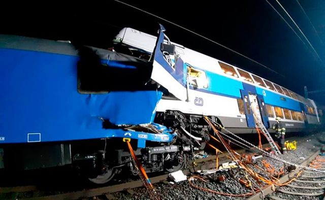 В Чехии пассажирский поезд столкнулся с техническим составом
