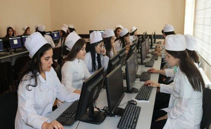 В Азербайджане снизилось число выпускников колледжей по медпециальностям
