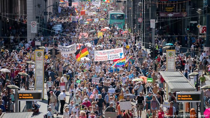 Несколько тысяч "коронаскептиков" вышли на демонстрации в трех городах Германии