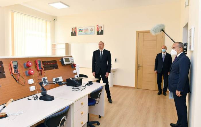 Ильхам Алиев на открытии школы номер 154 в поселке Амирджан - ФОТО