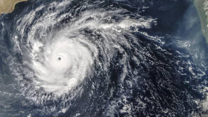 Японцы готовятся к эвакуации из-за супертайфуна «Хайшэнь»