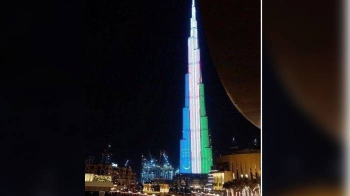 Самое высокое здание в мире «Бурдж-Халифа» окрасилось в цвета узбекского флага
