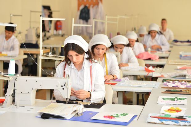 В Азербайджане больше женщин стали выбирать профобразование
