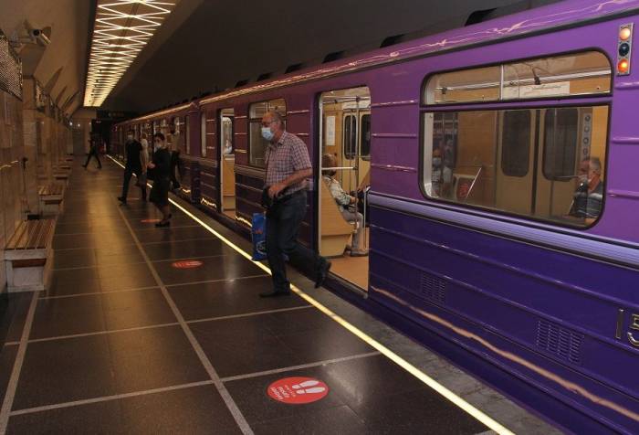 В бакинском метро вдвое уменьшилось число пассажиров
