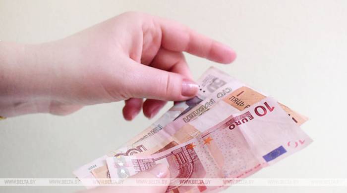 Доллар и евро на торгах 25 сентября подешевели, российский рубль подорожал
