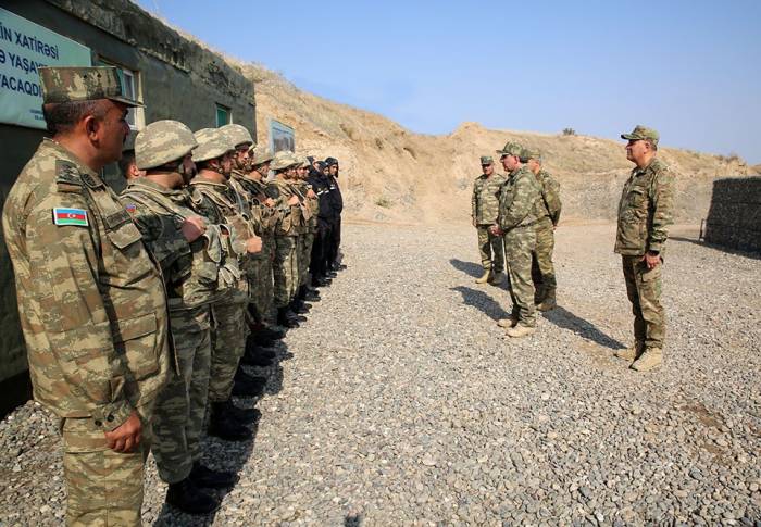 Генпрокурор и военный прокурор посетили воинские части в прифронтовой зоне - ФОТО