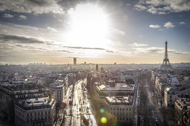 Турист попытался без страховки залезть на самый высокий небоскреб в Париже - ВИДЕО 
