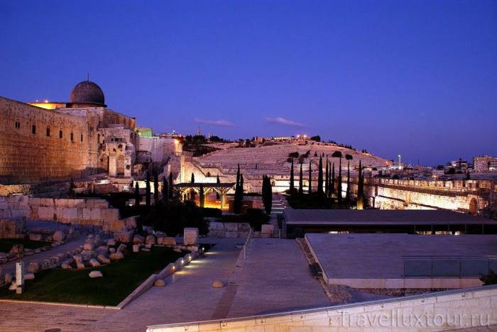 Старый город Иерусалима и мэрию Тель-Авива подсветили в честь мира с ОАЭ и Бахрейном